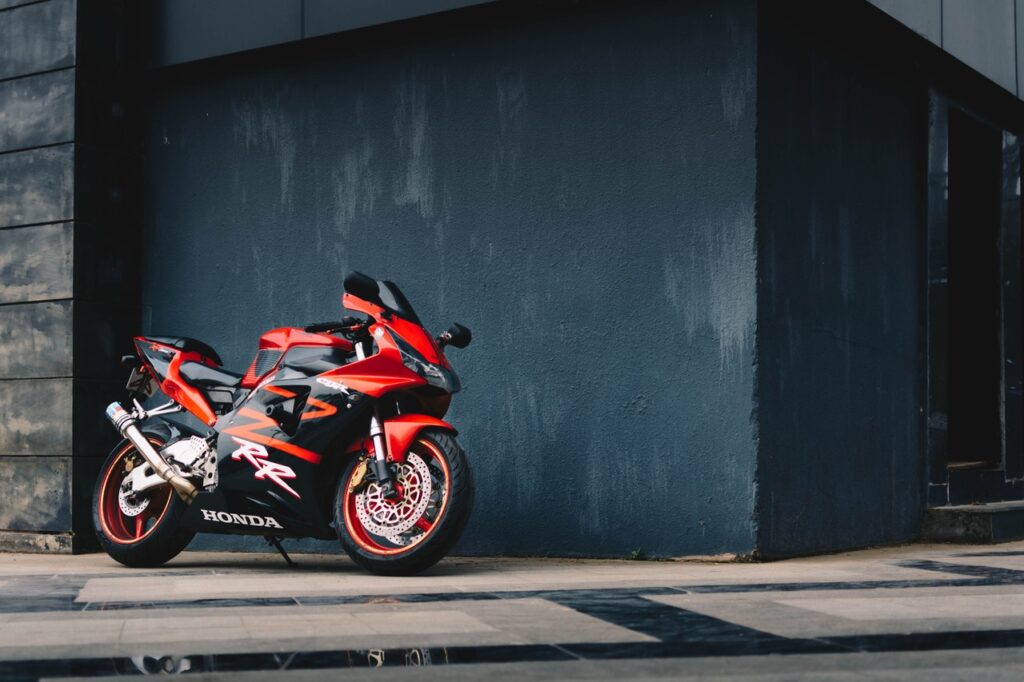 Moto Honda garée