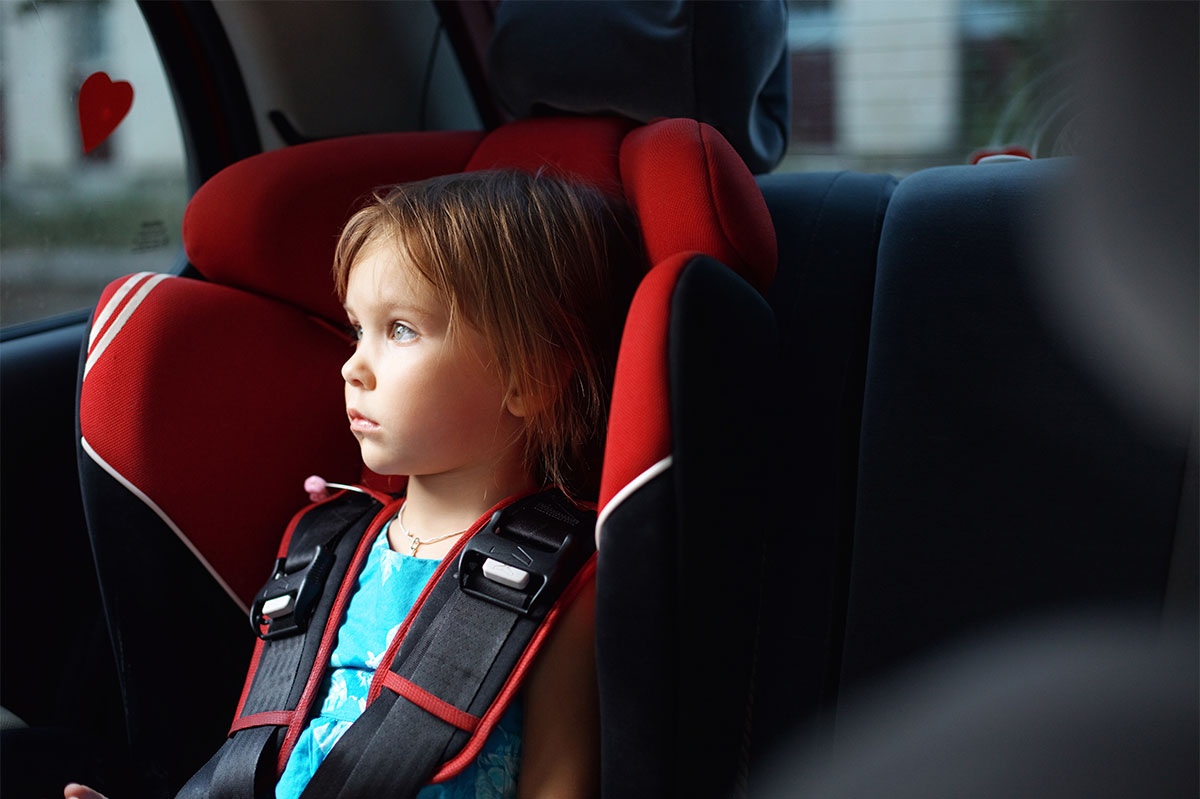 Seggiolini antiabbandono per auto: regole e caratteristiche. Bambini  lasciati in auto, uno scenario che si ripete (troppo spesso).